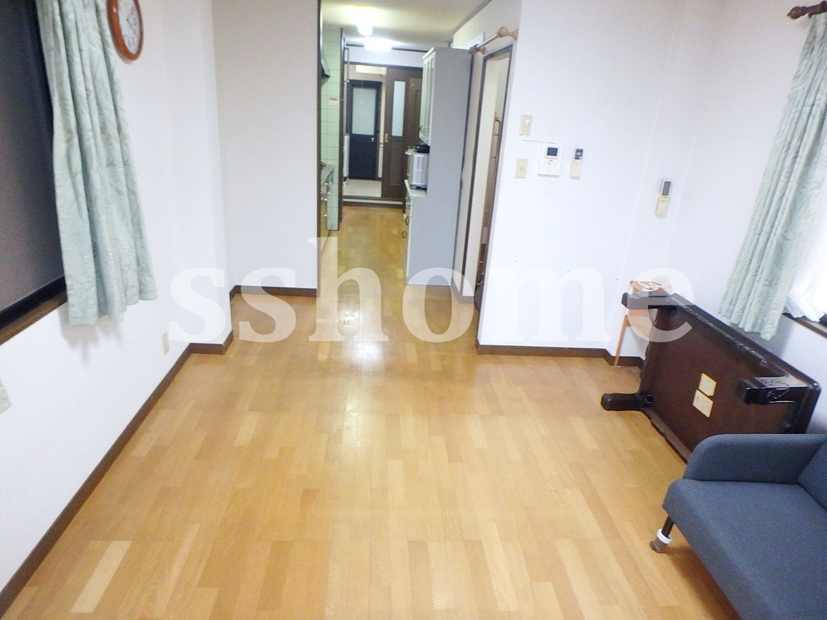 リビング 長く広い部屋 写真3