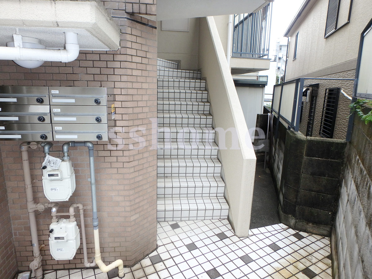 共用部 この階段の後ろが駐輪スペースです☆ 写真20