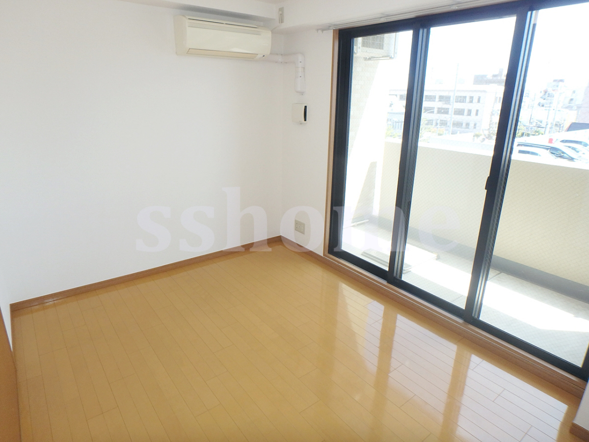 リビング 大きな窓の洋室6帖☆ 写真2