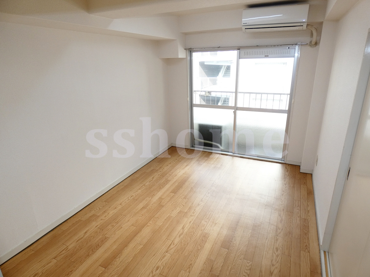 リビング 大きな窓で明るいお部屋です♪ 写真2