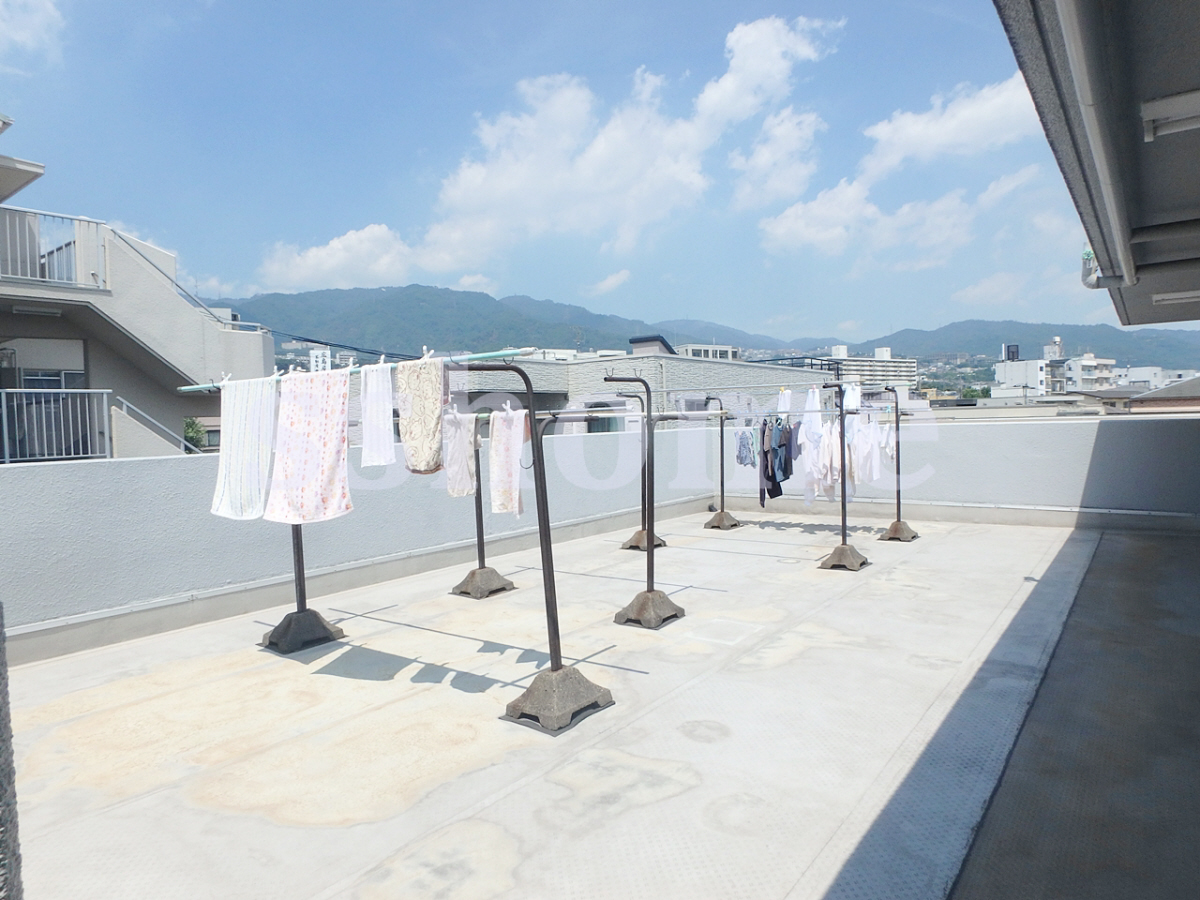 敷地内/建物 屋上には大きな物干があります☆ 写真20