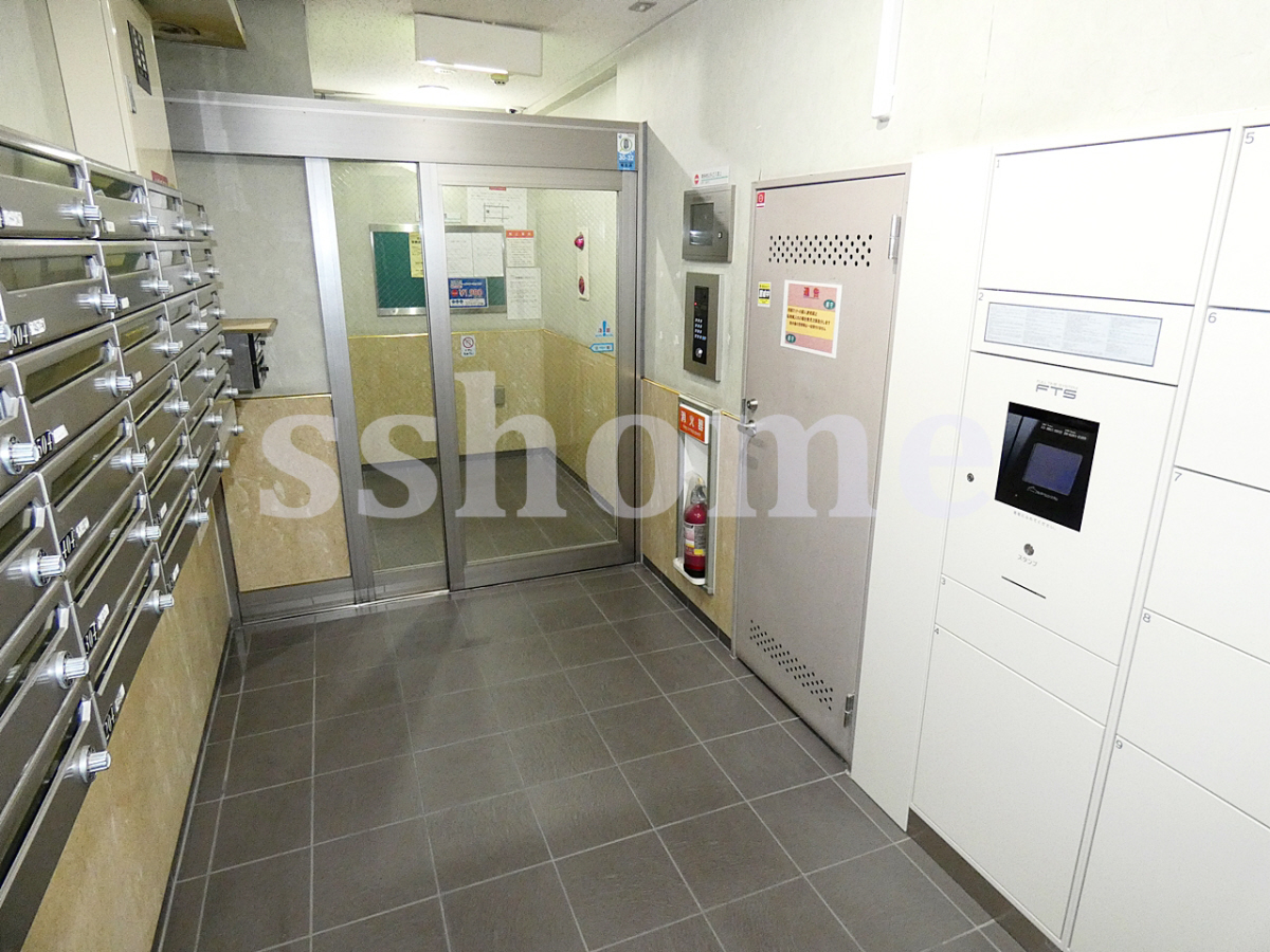 エントランス 宅配ボックスもある建物入口 写真28