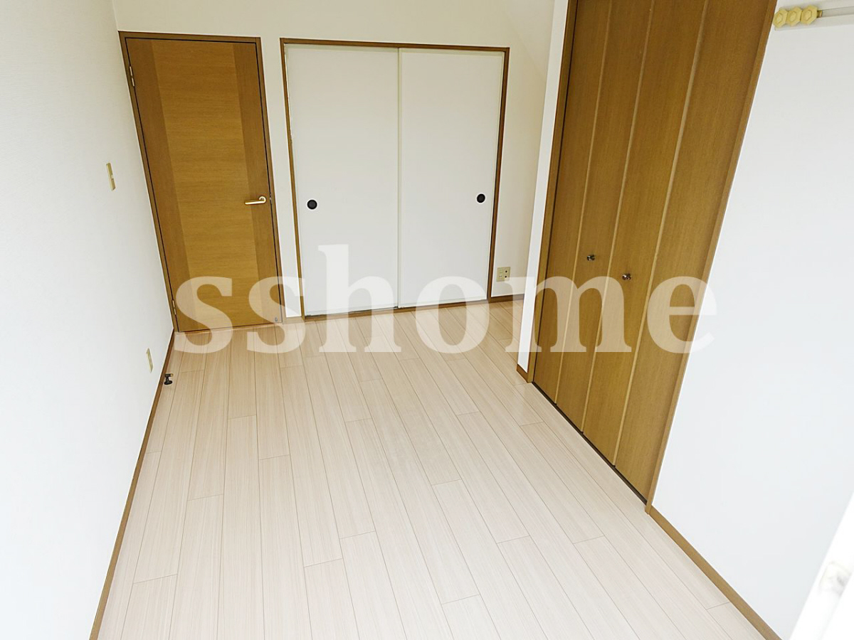 寝室 洋室6帖☆明るいお部屋です 写真5