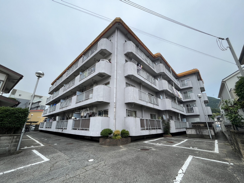 日山マンションの物件外観写真