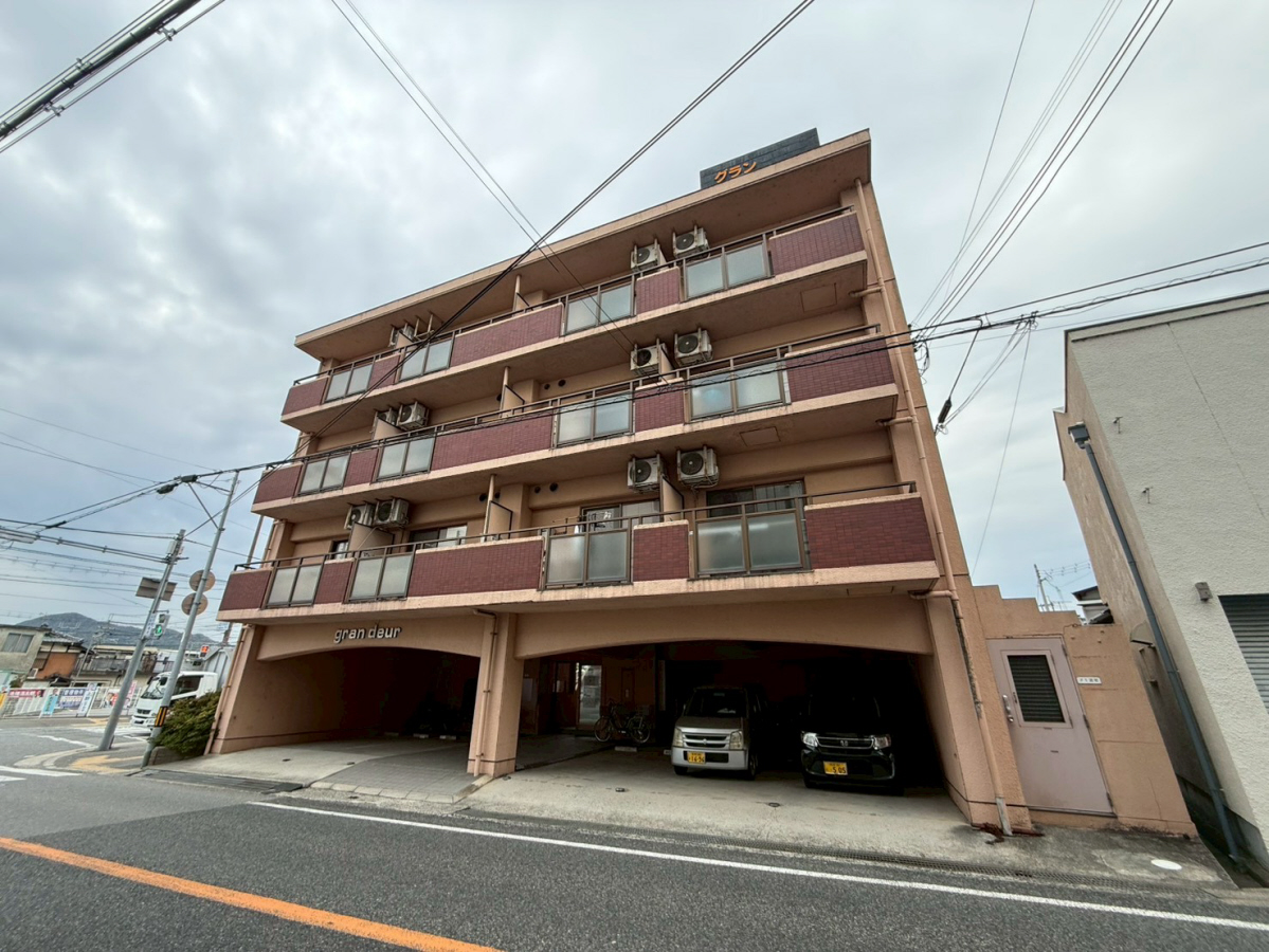 グランデュール松岡の物件外観写真